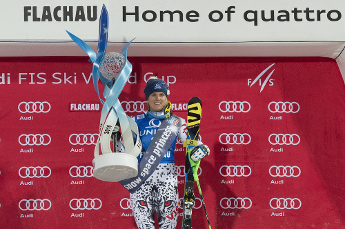 Slovenská reprezentantka v alpskom lyžovaní Veronika Velez - Zuzulová sa teší na pódiu po víťazstve v nočnom slalome žien Svetového pohára v rakúskom Flachau.