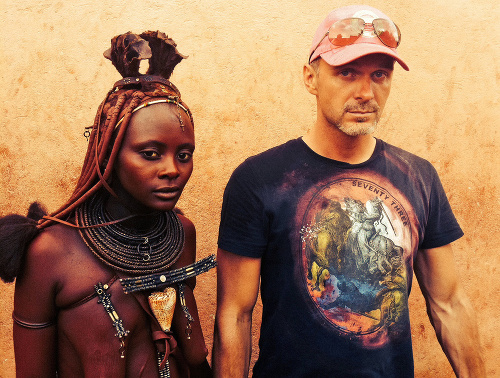 V NAMÍBII: Martin s mladou Himbkou.