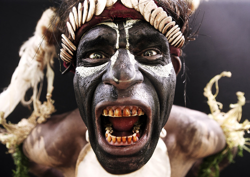 JEDEN Z POSLEDNÝCH: Bojovník z kmeňa Yamok v Papui.