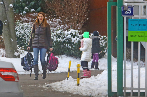 Ivana s deťmi pri odchode zo školy.