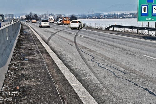 Nehoda sa stala na diaľnici medzi Košicami a Prešovom.