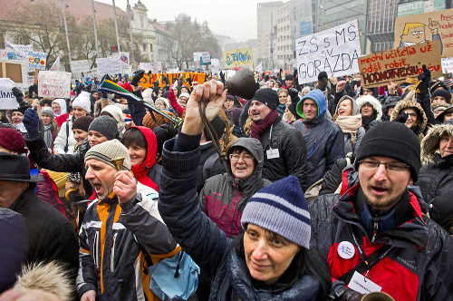 Na Námestí SNP v Bratislave sa včera zišlo približne 3 000 protestujúcich.