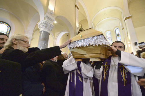 Telesné pozostatky zosnulého kňaza, saleziána a charitatívneho pracovníka Antona Srholca vynášajú po zádušnej omši.