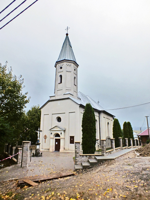 Gréckokatolícky kostol v Bajerovciach má nový plot.
