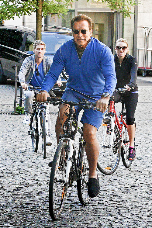 Filmový drsniak spoznáva krásy mesta na bicykli.