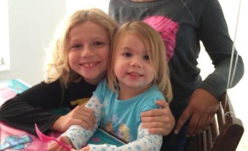 Christian si nechal narásť vlasy, na fotke s mladšou sestričkou.