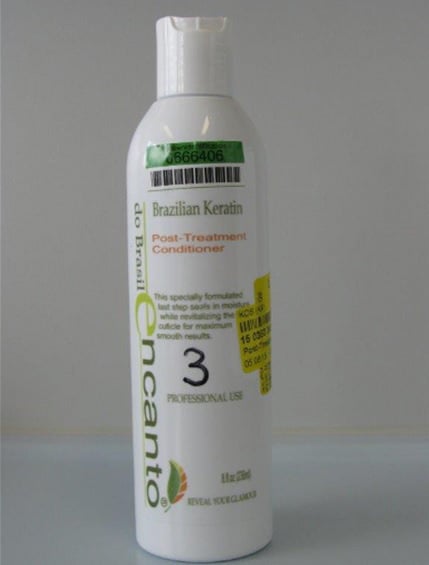 Nebezpečná súprava troch výrobkov na vyrovnávanie vlasov má názov Brazilian Keratin – Straightening Treatment a Post-Treatment Conditioner a je značky Encanto do Brasil.