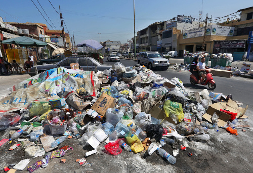 Libanončania sa búria kvôli odpadkovej kríze.
