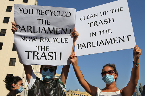 Libanončania sa búria kvôli odpadkovej kríze.