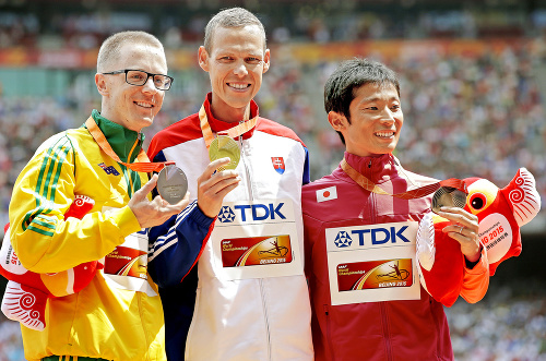 Majster sveta Tóth pózuje so zlatou medailou medzi strieborným Austrálčanom Tallentom (vľavo) a bronzovým Japoncom Taniiom.
