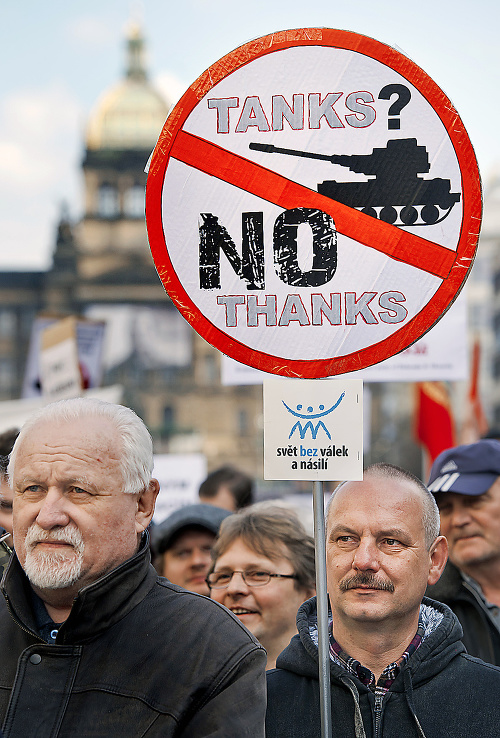 V Česku ľudia najskôr protestovali. 