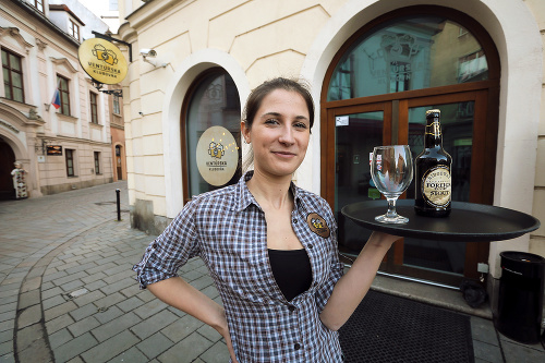 Katka (21), Ventúrska klubovňa, Ventúrska
- Ľudí nám vďaka vianočným trhom pribúda, často sa k nám prídu zohriať a niečo si dať.
Denné menu: 4,99 €