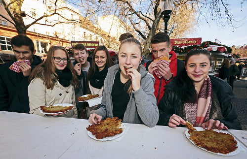 Študenti zo Žiliny si na trhoch pochutnali na cigánskej a zemiakových plackách. Podľa niektorých však lepšie varia v reštauráciách. 