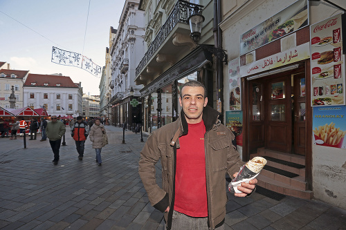 Mohamed (33), Shawarma King, Sedlárska 
- Trošku menej ľudí bolo iba prvý týždeň vianočných trhov. Teraz je to lepšie. Ľudia potom chodia aj k nám.
Kebab: od 3,20 €