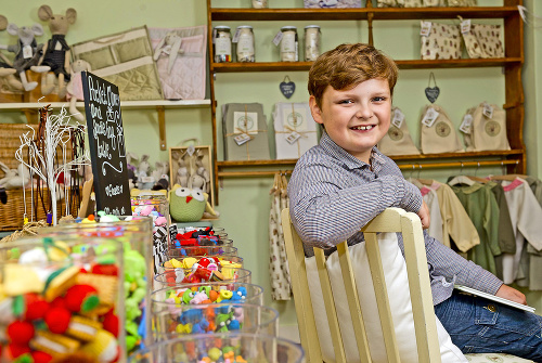 Henryho obchod ponúka sladkosti, cukrovinky, hračky a iné výrobky.