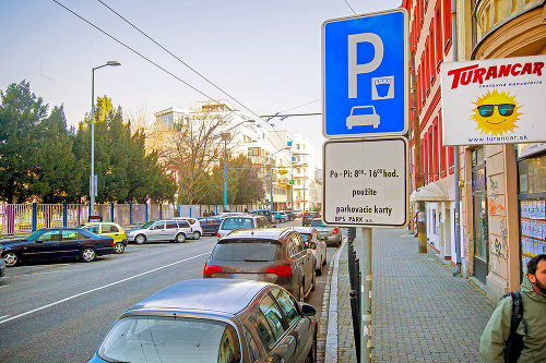 Na Dunajskej ulici v správe magistrátu rezidenti možno budú musieť platiť hodinové parkovné.