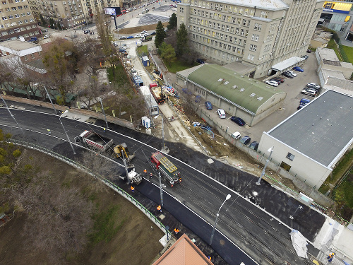 1. Asfaltovanie: Na staromestskom brehu upravovali cestu.