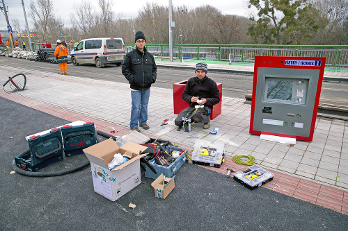 4. Osádzanie automatov: Na moste budú nové moderné automaty na lístky MHD.