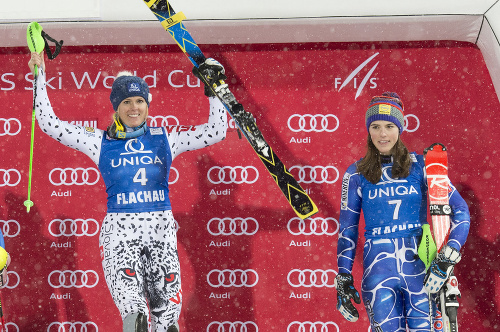 Na snímke slovenská reprezentantka v alpskom lyžovaní Veronika Velez - Zuzulová (vľavo) stojí na pódiu so Slovenkou Petrou Vlhovou.