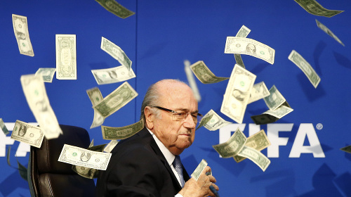 Sepp Blatter sa stal obeťou útoku komedianta Leeho Nelsona. Foto: Reuters