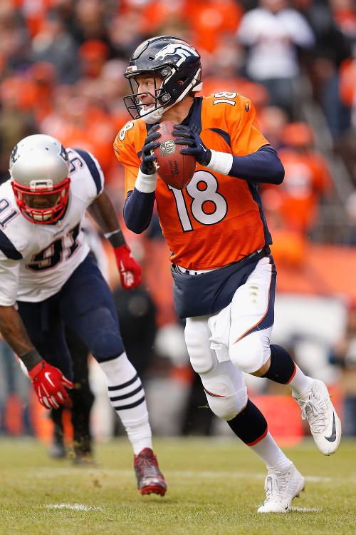 Peyton Manning sa celú sezónu trápil, ale nakoniec dotiahol Denver do finále NFL.
