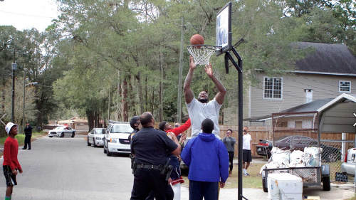 Basketbalista si aj s policajtami zahral s deťmi.