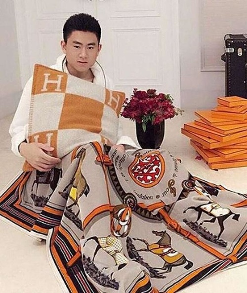 Tento ázijský fanúšik luxusnej francúzskej značky Hermès sa zabalil do deky za 2500 eur. 