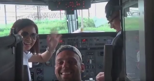 Selfie s pilotmi priamo v kokpite. 