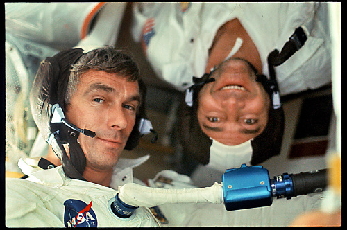 Apollo 17 bol posledný let v americkom vesmírnom programe a posádka strávila na Mesiaci 75 hodín. 