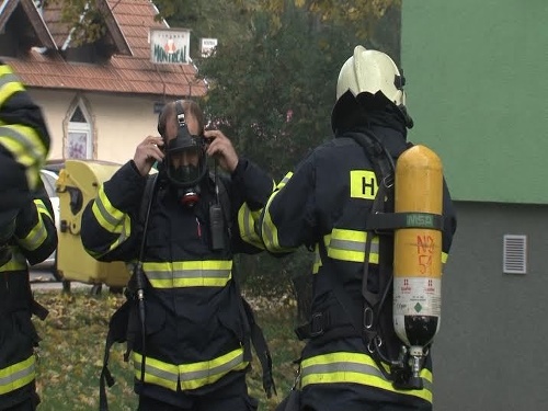 Na likvidáciu požiadu museli hasiči použiť aj plynové masky.