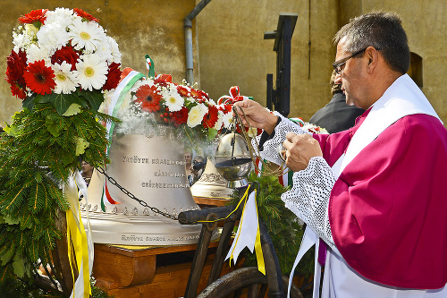Zvony posvätil na nádvorí Kostola Všetkých svätých farár István Vadkerti. 