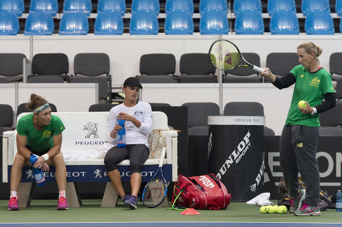 Austrálske tenistky Samantha Stosurová (vľavo), Arina Rodionovová (v strede) a trénerka Nicole Prattová počas prvého tréningu na dvorcoch v NTC.