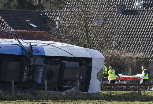 Zrážka osobného vlaku s autožeriavom na železničnom priecestí pri meste Dalfsen na severovýchode Holandska.