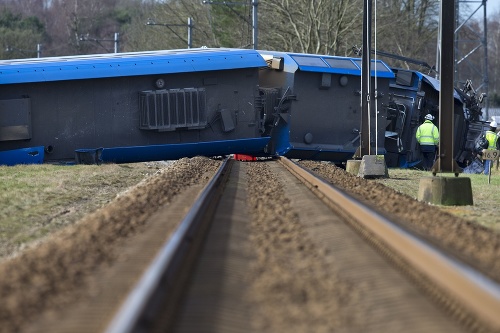 Zrážka osobného vlaku s autožeriavom na železničnom priecestí pri meste Dalfsen na severovýchode Holandska.