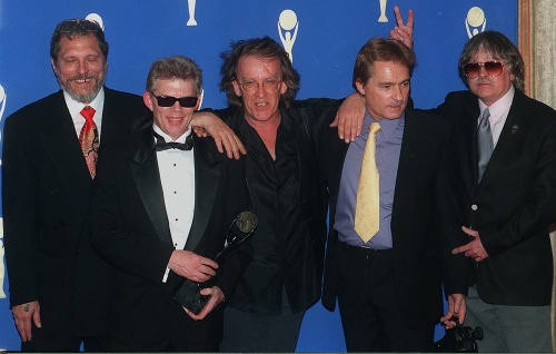 Na archívnej snímke z roku 1996 členovia rockovej kapely Jefferson Airplane, zľava Jorma Kaukonen, Jack Casady, Paul Kantner, Marty Balin a Spencer Dryden v New Yorku. 
