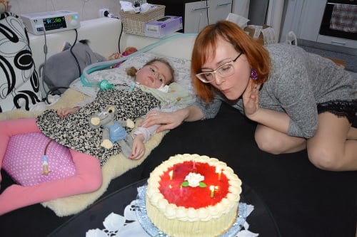 Dievčatko nedokáže pre zákernú chorobu vstať z postieľky. Sviečky na torte k 5. narodeninám jej pomohla sfúknuť mamina Lea (31).
