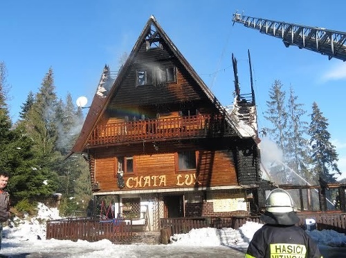 V chate sú ubytované deti počas lyžiarskeho výcviku.