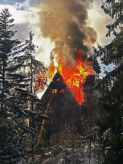 Obrovský požiar zachvátil celú strechu.