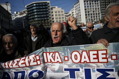 Grécki dôchodcovia počas protestu v Aténach.