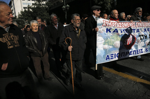 Grécki dôchodcovia počas protestu v Aténach.