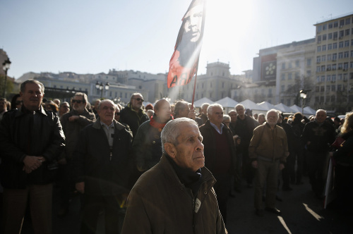 Grécki dôchodcovia počas protestu v Aténach.