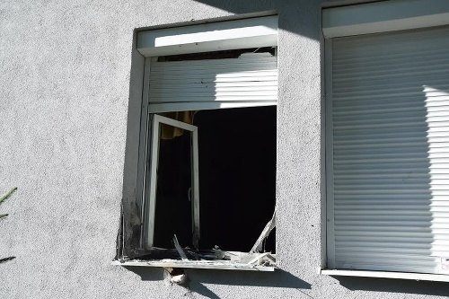 Výbušnina poškodila okno bytu, v ktorom býva Braňo Mojsej.