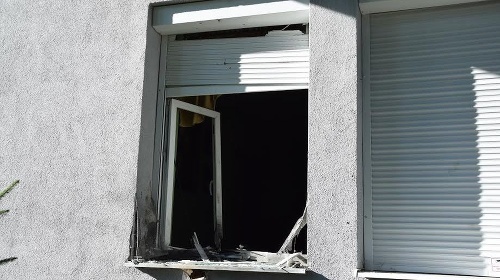 Výbušnina poškodila okno bytu, v ktorom býva Braňo Mojsej.