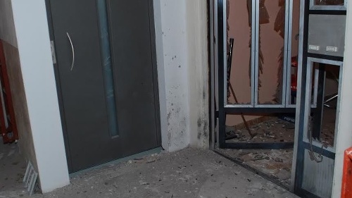 Výbuch poškodil tri poschodia obytného domu v Piešťanoch. 