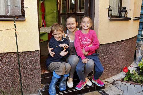 Šťastní: Martinko, mama Martina a Dominika sú po štyroch ťažkých rokoch odlúčenia zase spolu. 