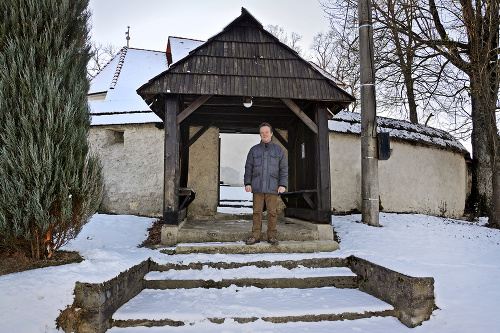 Starosta Miroslav Remeník pri vchode, ktorý využívajú Dobročania.