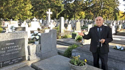 Správca cintorína Rudolf Klein zabezpečuje tri aj viac pohrebov denne.