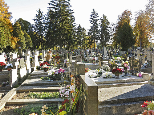 Cintorín na Ulici J. Kollára je preplnený hrobmi. 