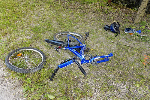 Zdemolovaný bicykel zostal po nehode ležať pri ceste. Život mu zachránila prilba. 