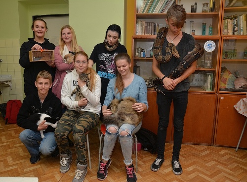 Študenti strednej veterinárnej školy si na vyučovanie priniesli domáce zvieratá.